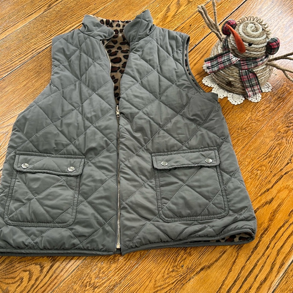 Reversible insulated zip front vest. Unbranded. Gray and animal print. Large.